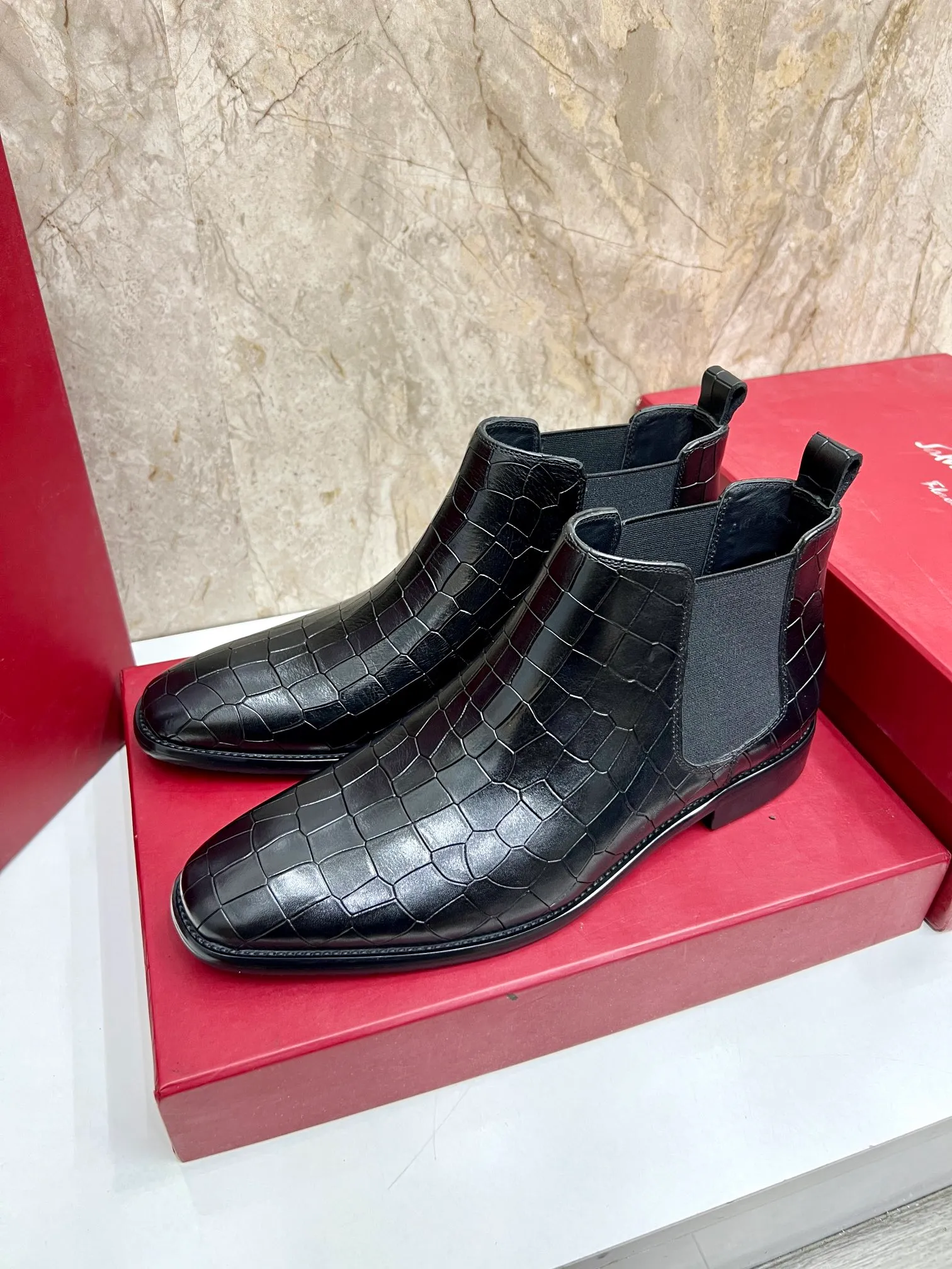 Original order quality: Men's shoes 💰700 Brand: Ferragamo (Ferragamo) One size larger: Men's size 38-44 (45 customized) Grade: Same style as the official website High-end men's shoes Material: Original cowhide, cowhide lining, original outsole Style category: Chelsea men's boots Fashion trend Color: Actual picture